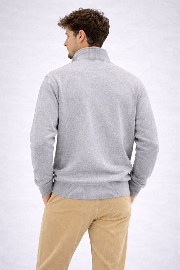 سويت شيرت رجالي أساسي باللون الرمادي بسحاب نصفي - 4