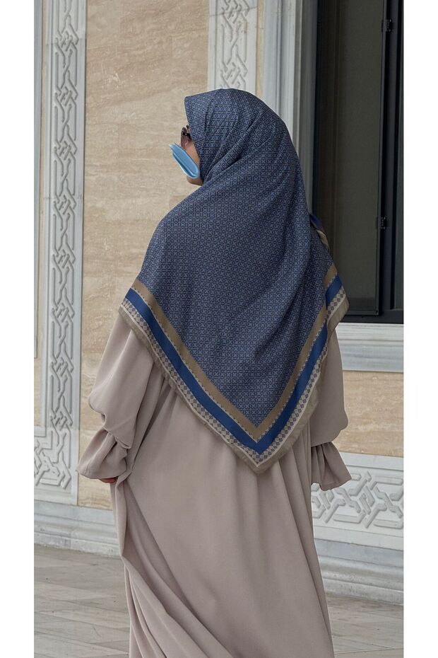 وشاح كبير الحجم بنمط مونوغرام - لون نيلي - 2