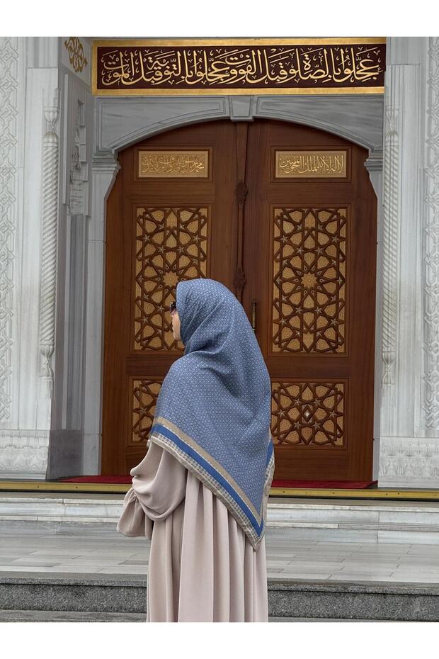 وشاح كبير الحجم بنمط مونوغرام - لون نيلي - 7