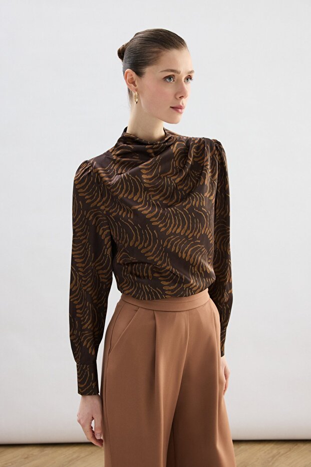 بلوزة منقوشة بتفاصيل متدلية - بني - 2