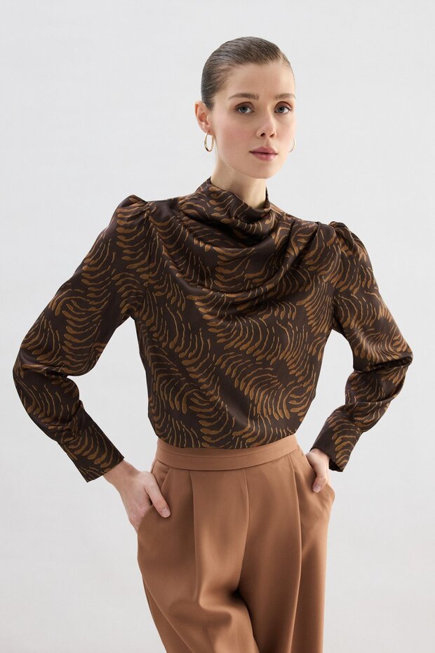 بلوزة منقوشة بتفاصيل متدلية - بني - 6