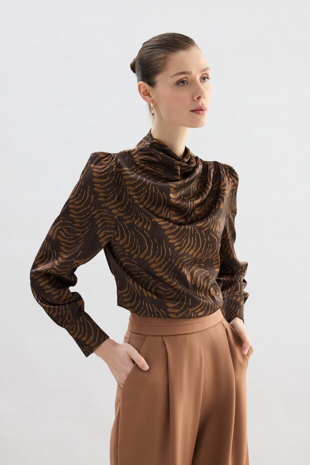 بلوزة منقوشة بتفاصيل متدلية - بني - 3