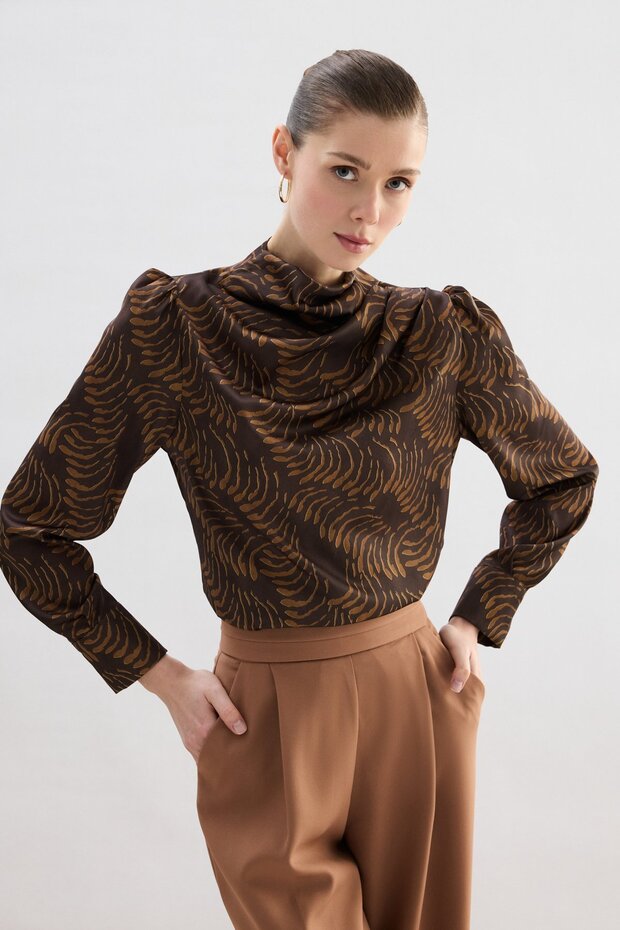 بلوزة منقوشة بتفاصيل متدلية - بني - 5