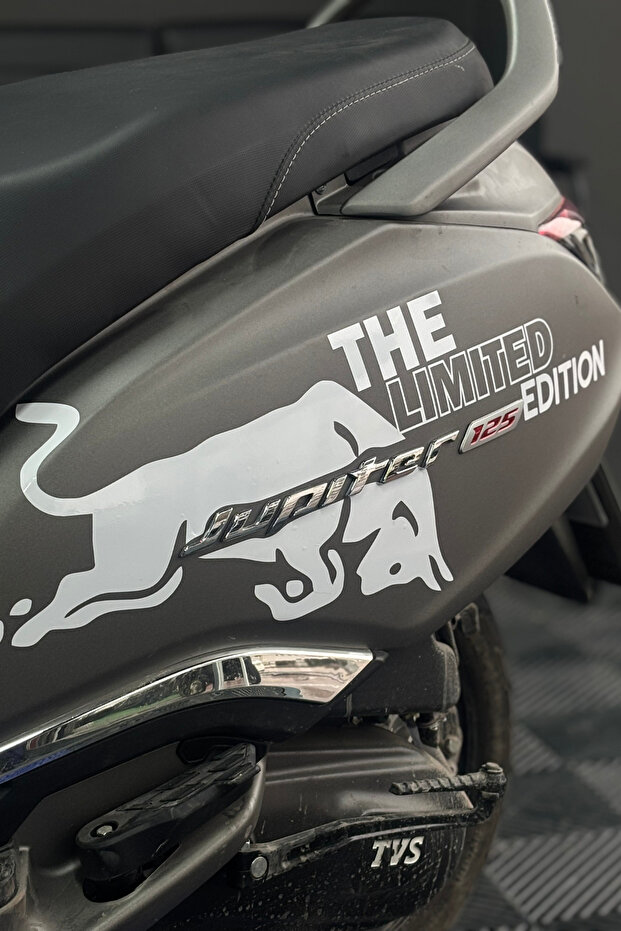 مجموعة ملصقات منقوشة متوافقة مع TVS Jupiter 125 (الجانب الأيسر) (متوافقة فقط مع Jupiter)