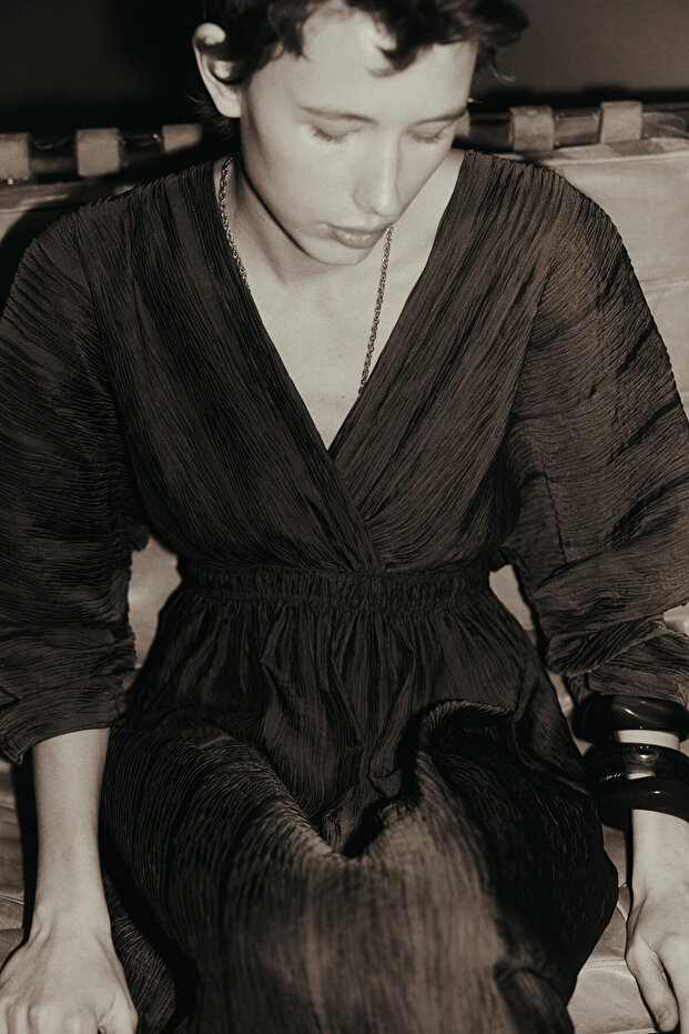 V Yakalı Krinkle Elbise - 6