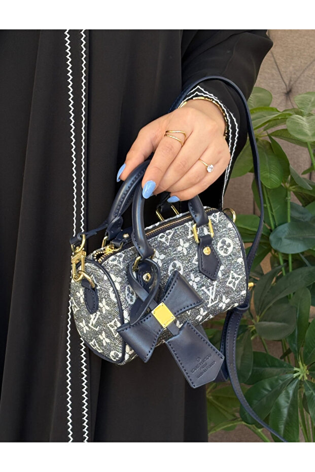 Shoulder bag with accessories - 1