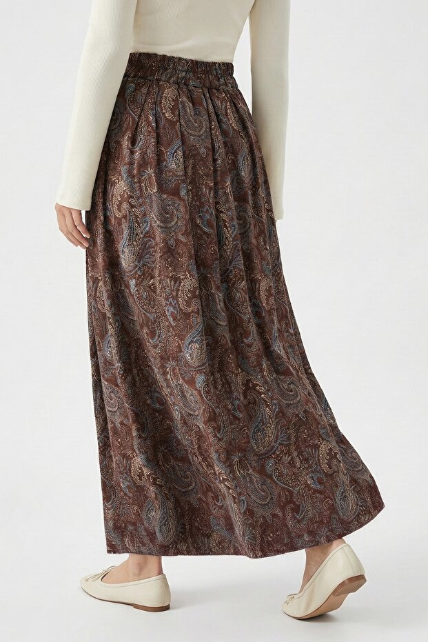 تنورة بنية اللون مبطنة بنمط الشال - 4