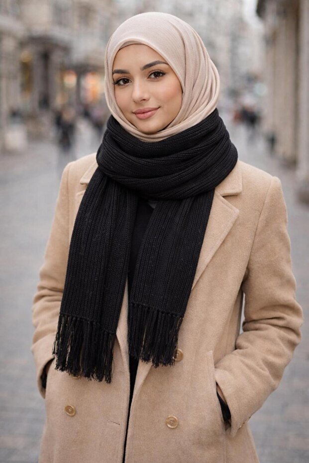 وشاح سيلانيكي أسود مزين بشراشيب