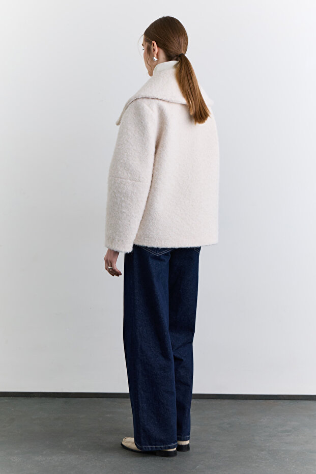 معطف بياقة واسعة وأزرار بلون إكرو - 6