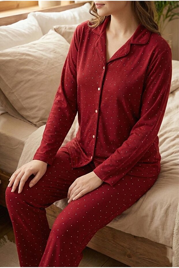 طقم بيجامة بأكمام طويلة وأزرار حمراء من جلد الغزال - 3