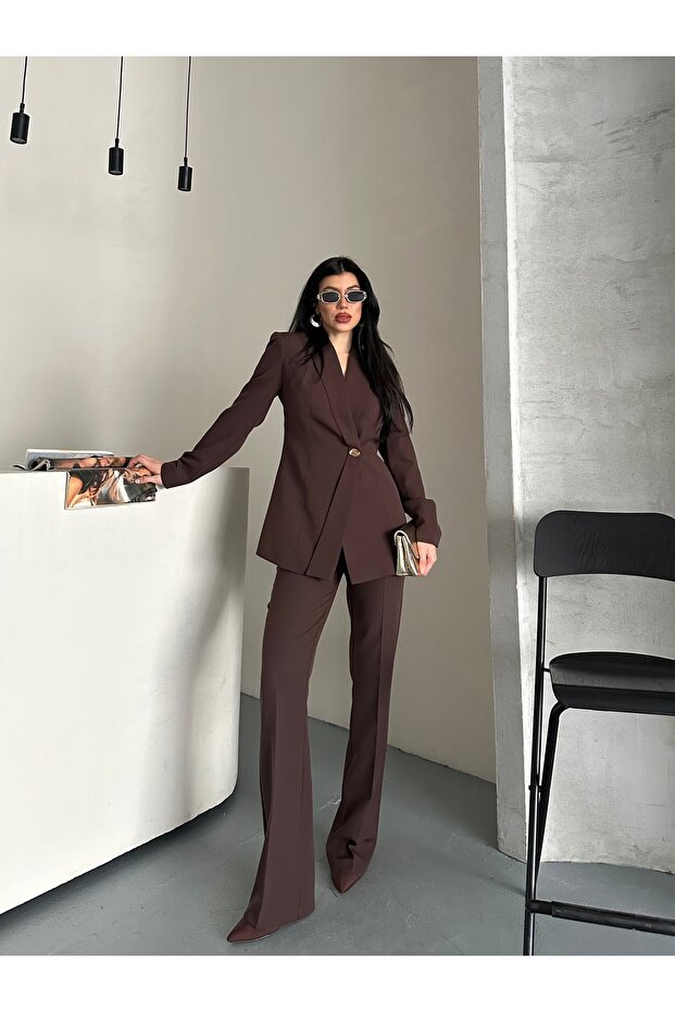 تصميم بدلة سترة وبنطلون غير متماثلة بزر واحد - 3