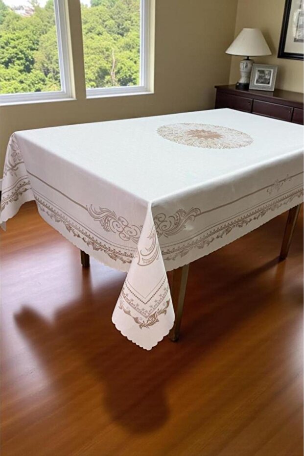 مفرش طاولة لوتس بدون خياطة 150×150 سم بني