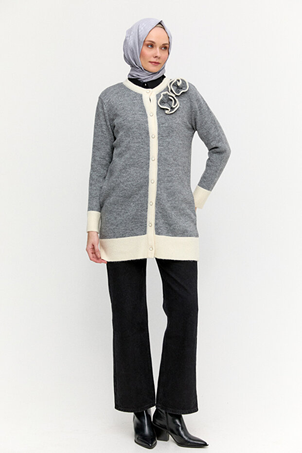 Çiçek Aplikeli Düğmeli Triko Hırka - 1