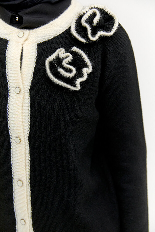 Çiçek Aplikeli Düğmeli Triko Hırka - 5