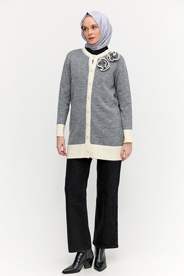 Çiçek Aplikeli Düğmeli Triko Hırka - 2