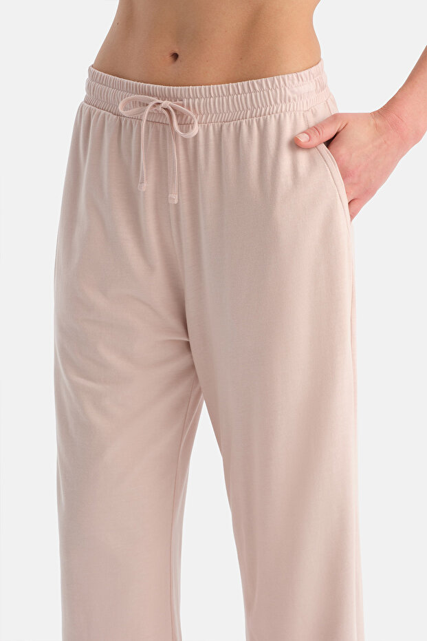 طقم بنطلون وتي شيرت من القطن الممشط باللون الوردي الفاتح قماش مودال - 6