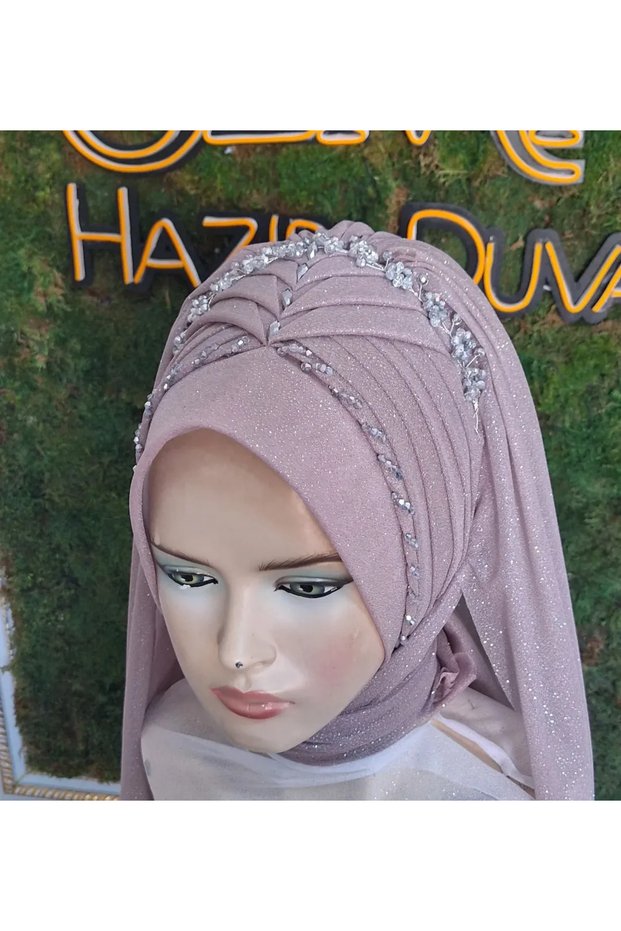 نموذج مزين بتفاصيل حجرية لامعة وملحقات