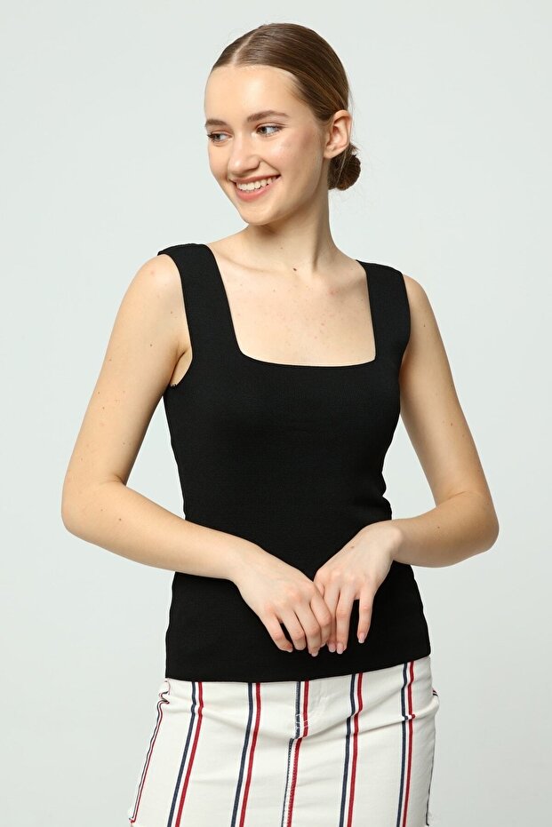 بلوزة ذات رقبة مربعة وأشرطة سميكة - 1