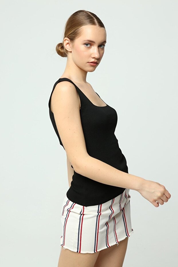 بلوزة ذات رقبة مربعة وأشرطة سميكة - 8