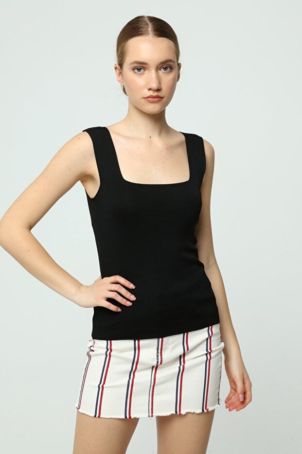 بلوزة ذات رقبة مربعة وأشرطة سميكة - 2