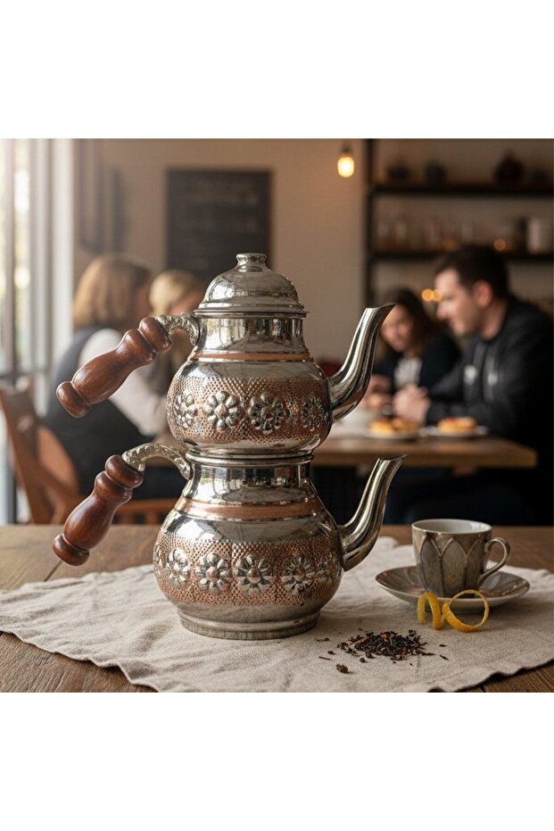 إبريق شاي كلاسيكي صغير من النحاس