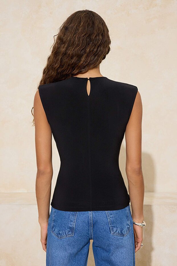 Siyah Düz Fitted Bisiklet Yaka Kolsuz Esnek Örme Bluz TWOSS26BZ00005 - 4