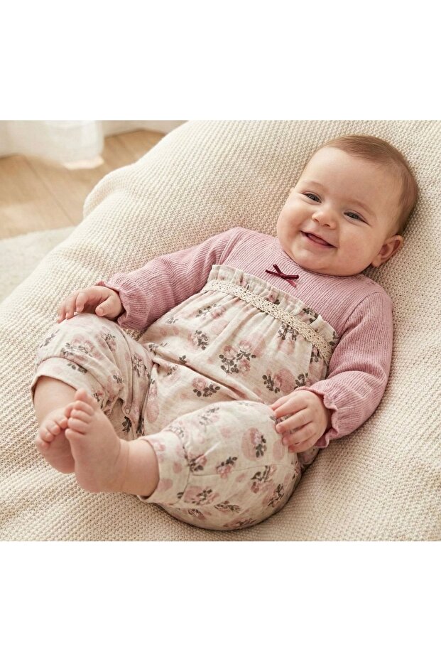 بذلة وردية عتيقة