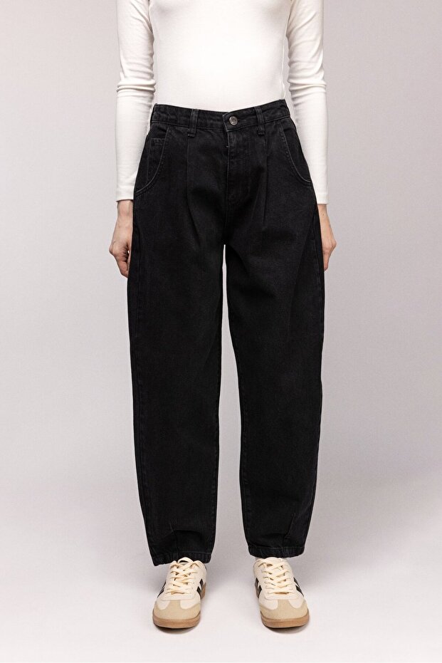 Women's High Waist Relaxed Fit Mom Jean Pants - Pleated