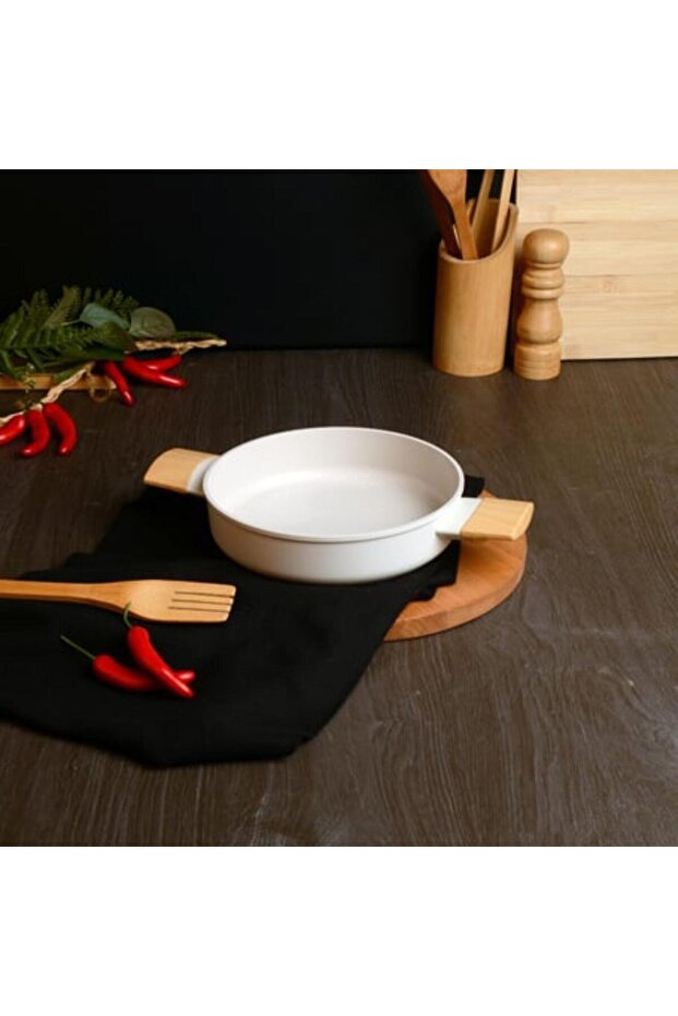 18 cm White Wooden Handle Pot