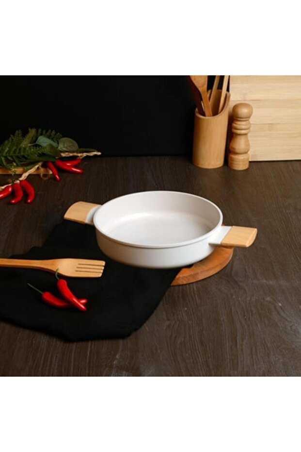 22 cm White Wooden Handle Pot