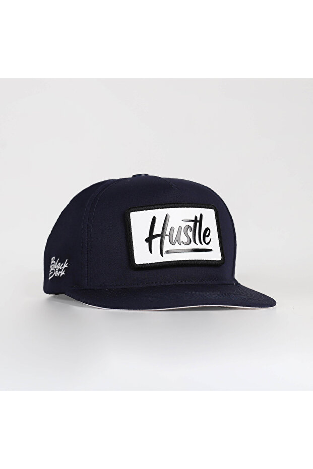 قبعة هيب هوب باللون الأزرق الداكن مع شعار Hustle