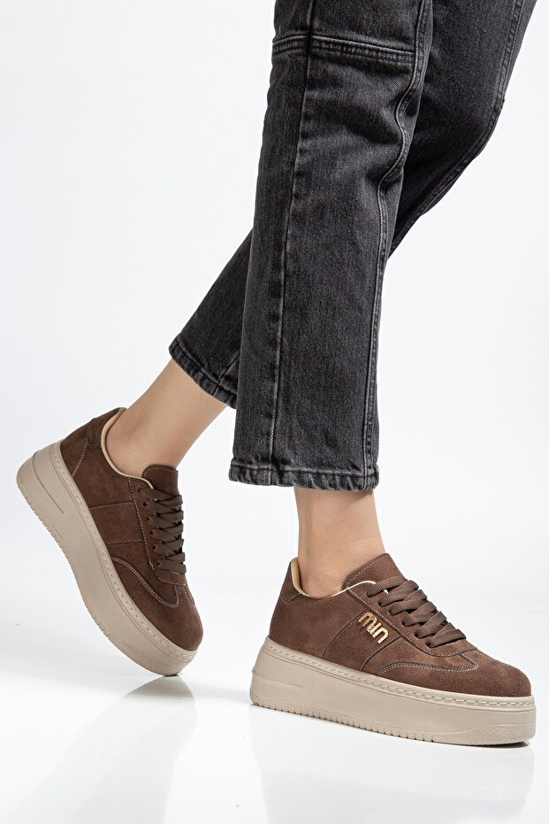 BAHRİNA Kadın Kahve Süet Kalın Taban Tokalı Sneaker