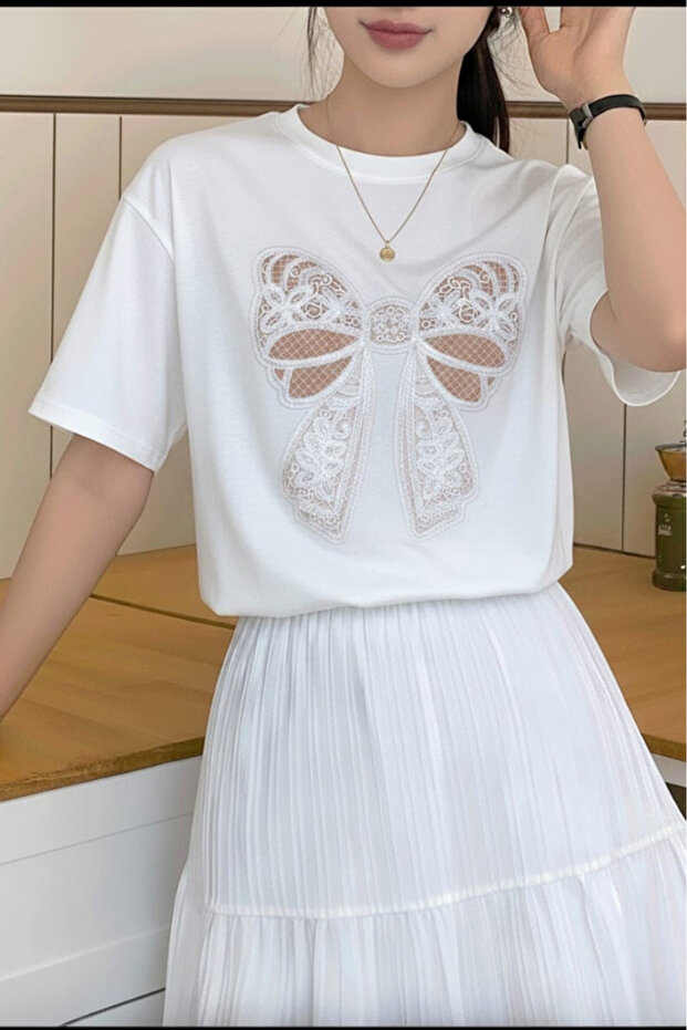 Unisex T-Shirt with Bow Print