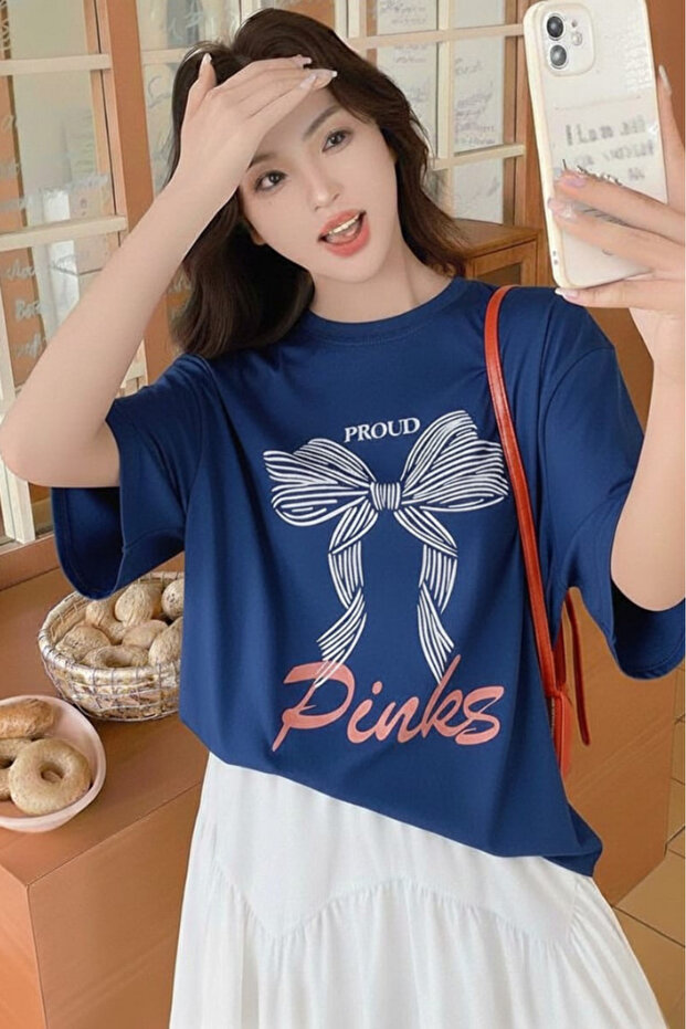 Unisex T-Shirt with Bow Print