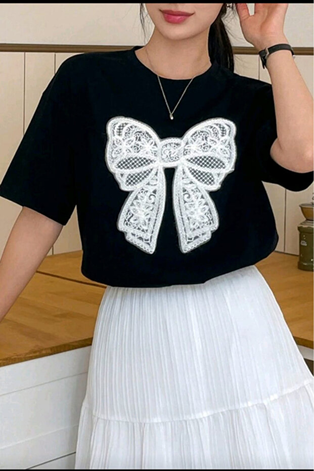 Unisex T-Shirt with Bow Print