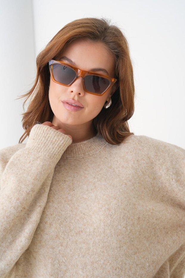 Women's Crew Neck Knit Sweater // V8692
