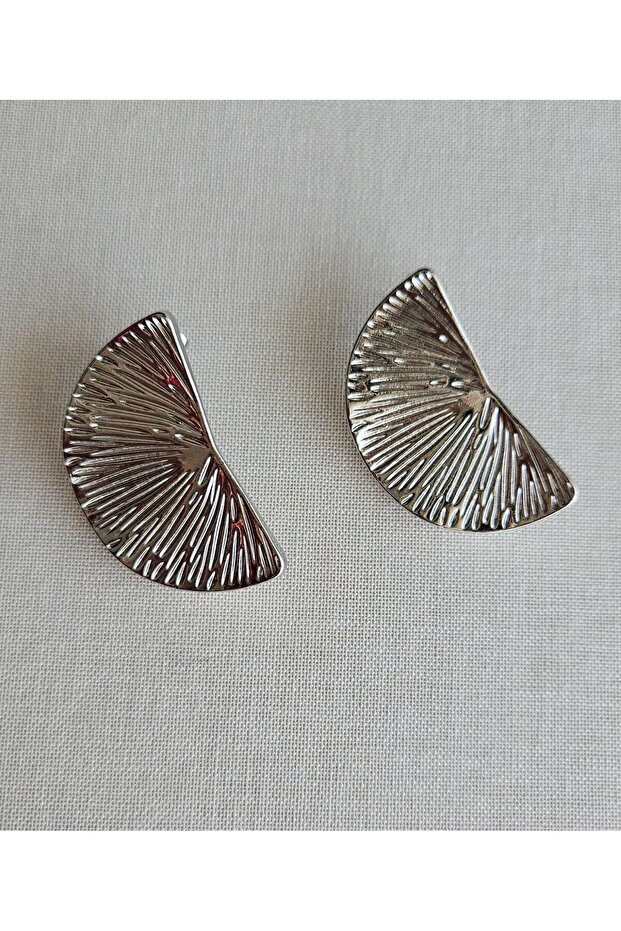 أقراط فضية منقوشة على شكل حرف D - 1