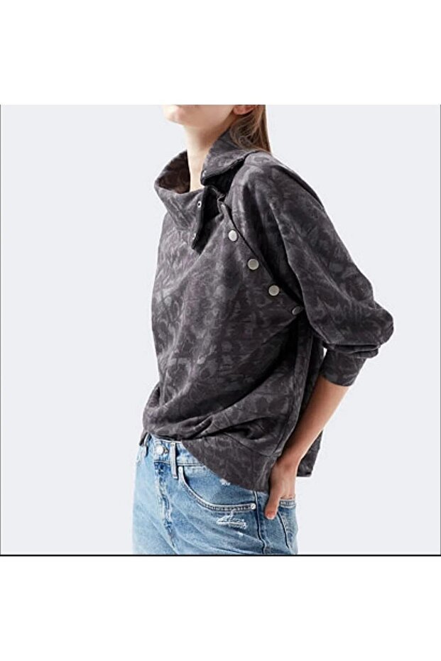 سويت شيرت منقوش بتفاصيل أزرار على الياقة للجنسين - 1