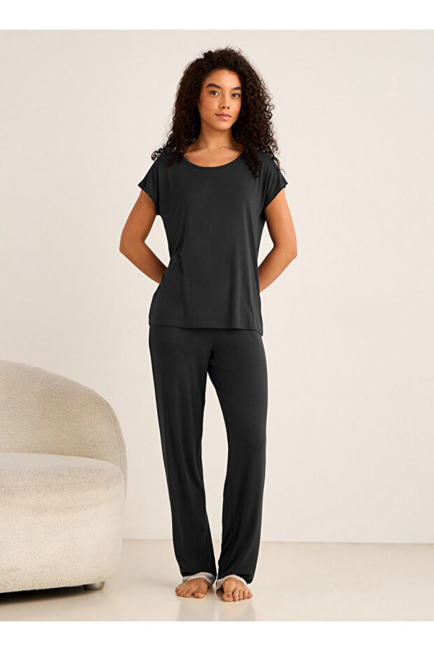 طقم بيجاما مكون من قطعتين (قميص وبنطال) - 1