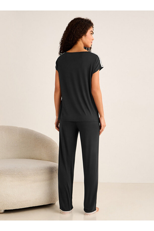 طقم بيجاما مكون من قطعتين (قميص وبنطال) - 4