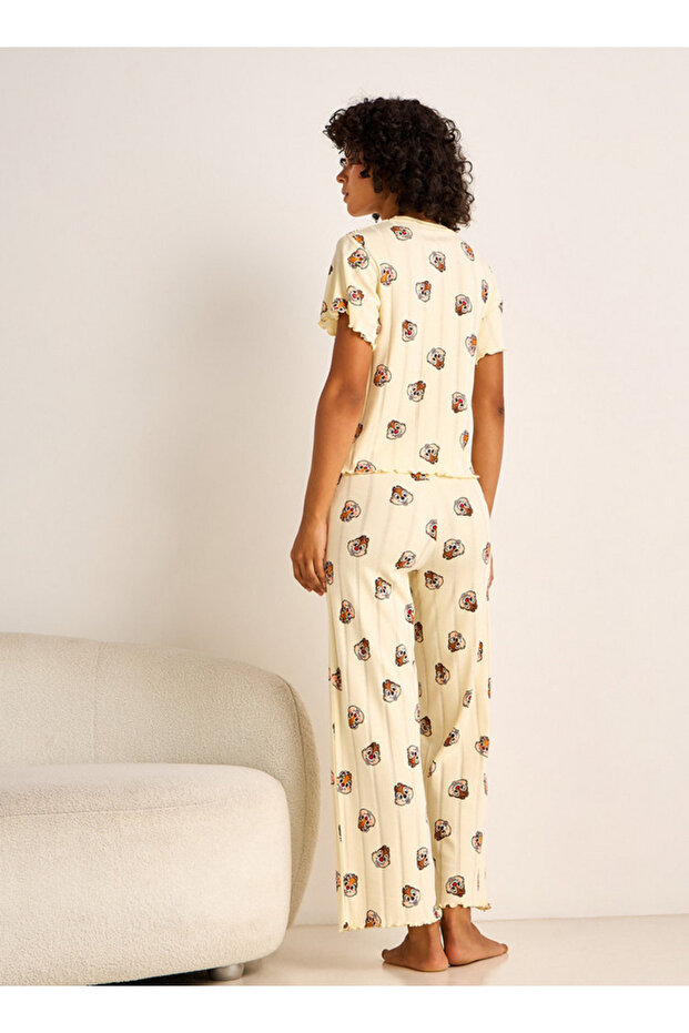 طقم بيجامة مكون من توب وبنطال - 4