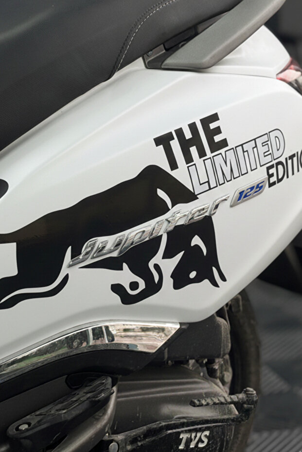 مجموعة ملصقات منقوشة متوافقة مع TVS Jupiter 125 (الجانب الأيسر) (متوافقة فقط مع Jupiter)