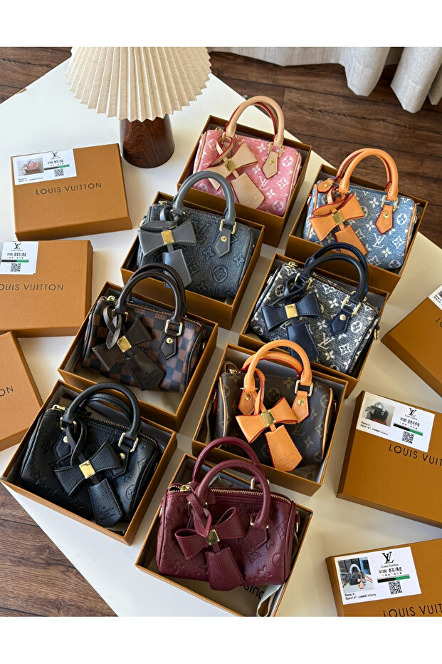 Shoulder bag with accessories - 3