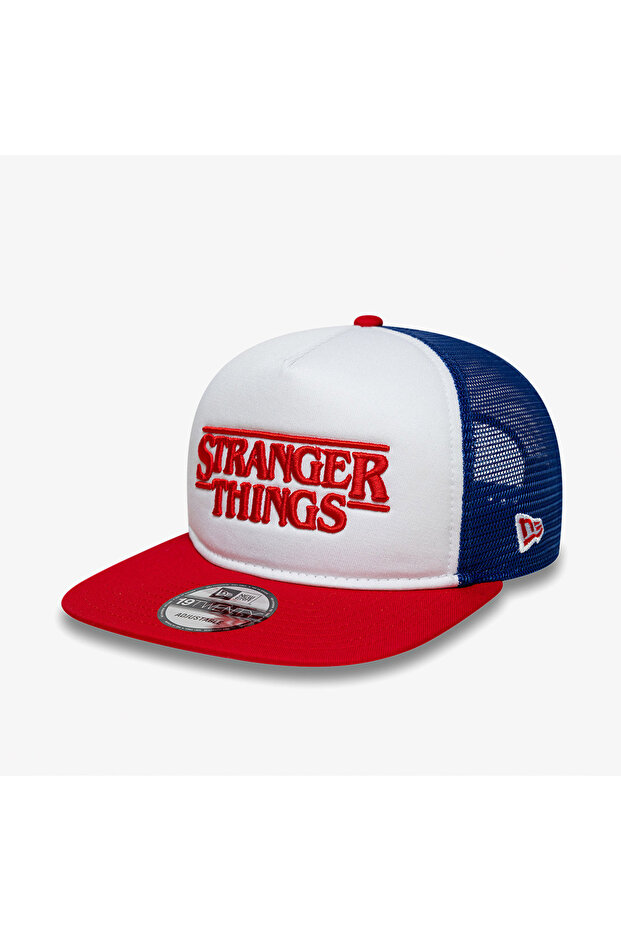 قبعة Stranger Things 19Twenty Trucker Snapback للجنسين باللون الأبيض/الأحمر