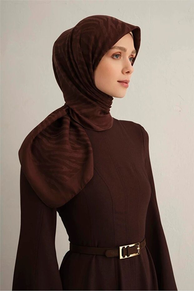 وشاح عصري ملون أنيق ومريح