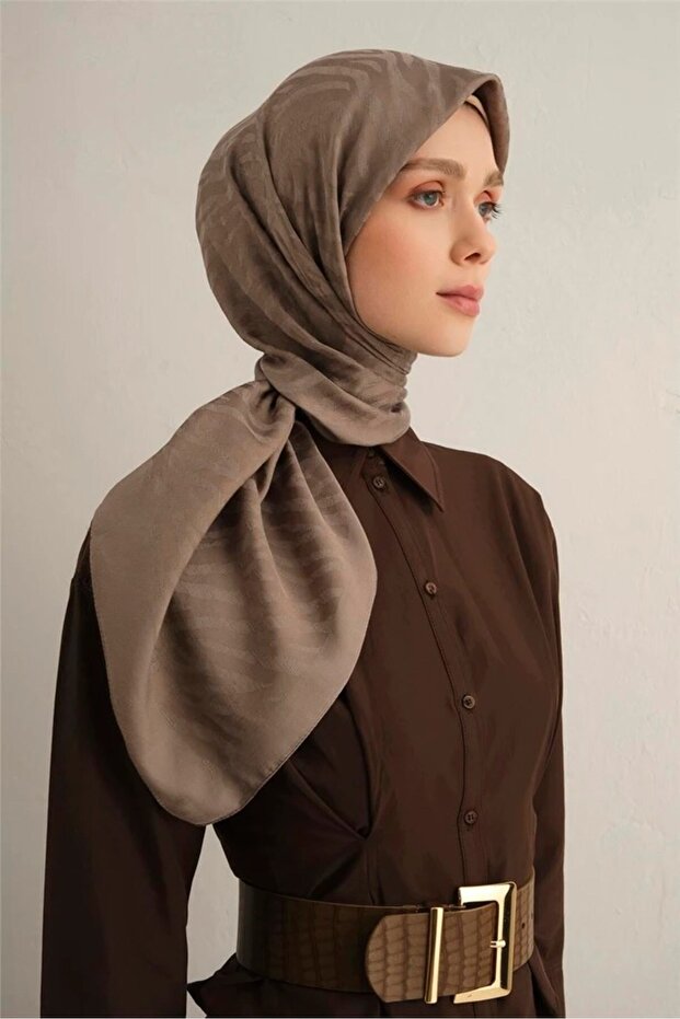 وشاح أنيق وعصري من فرو المنك