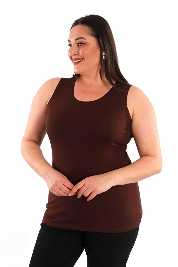 بلوزة (تي شيرت) بني أساسية بحمالات عريضة مقاس كبير - 6