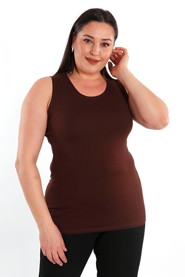 بلوزة (تي شيرت) بني أساسية بحمالات عريضة مقاس كبير - 7