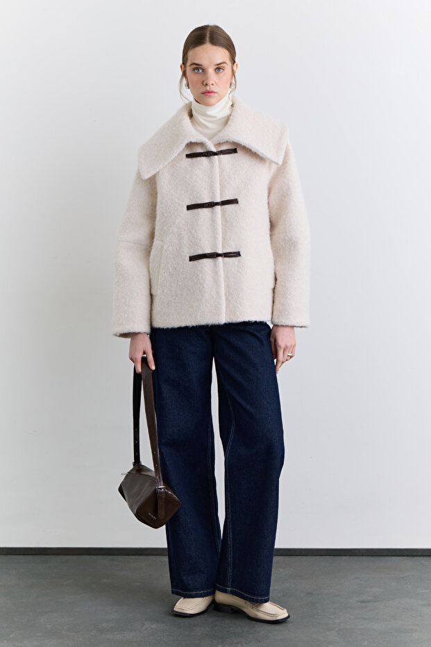 معطف بياقة واسعة وأزرار بلون إكرو - 3