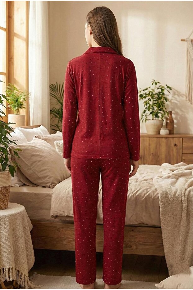 طقم بيجامة بأكمام طويلة وأزرار حمراء من جلد الغزال - 4